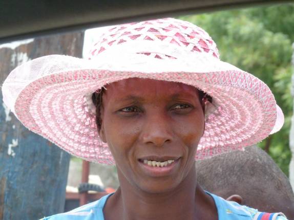 Uma elegante vendedora no mercado de Cabaret, cidade ao norte de Port-au-Prince, no Haiti